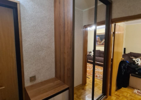 Шкаф-купе в прихожую с тумбой и зеркальным фасадом. Стоимость 40.000 рублей